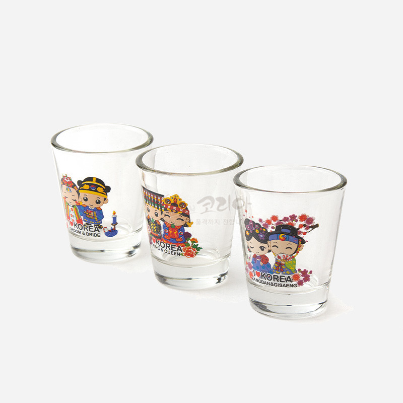 투명 유리 재질에 한복을 입은 전통 커플 캐릭터와 꽃 장식을 다채로운 색감으로 인쇄한 3종 소주잔. 투명 유리 재질에 한복을 입은 전통 커플 캐릭터와 꽃 장식을 다채로운 색감으로 인쇄한 3종 소주잔.