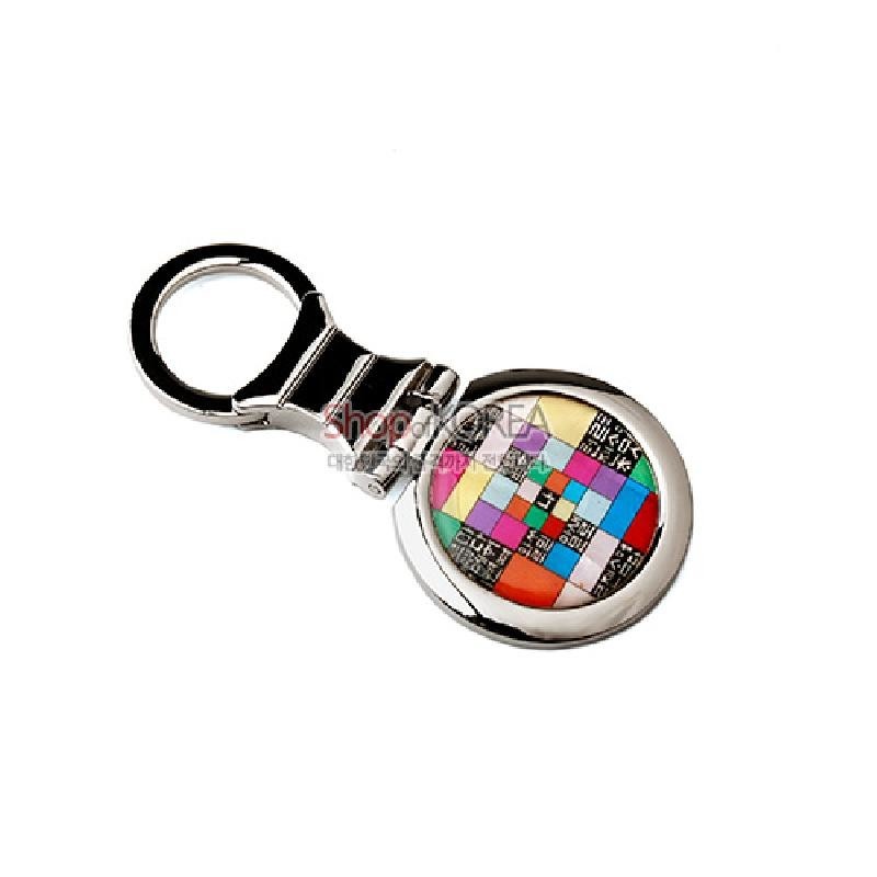 은색 금속 테두리에 다채로운 조각보 패턴과 흑백 훈민정음 자개 장식이 들어간 손거울.