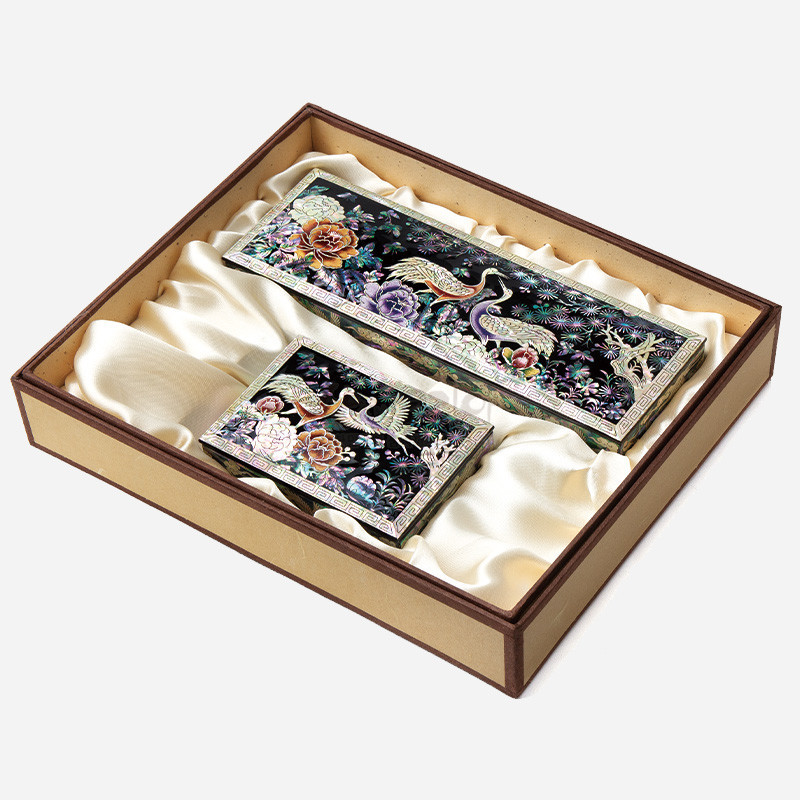 칠흑색 바탕 위 자개 상감 기법으로 송학과 꽃, 소나무 문양을 넣은 필함·명함함 세트.