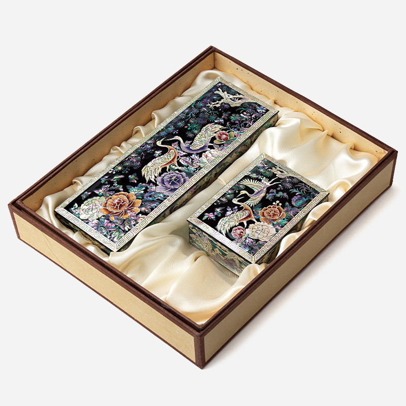 자개 상감 기법으로 학과 소나무, 모란 문양을 표현한 흑색 옻칠 필함과 명함함 세트.