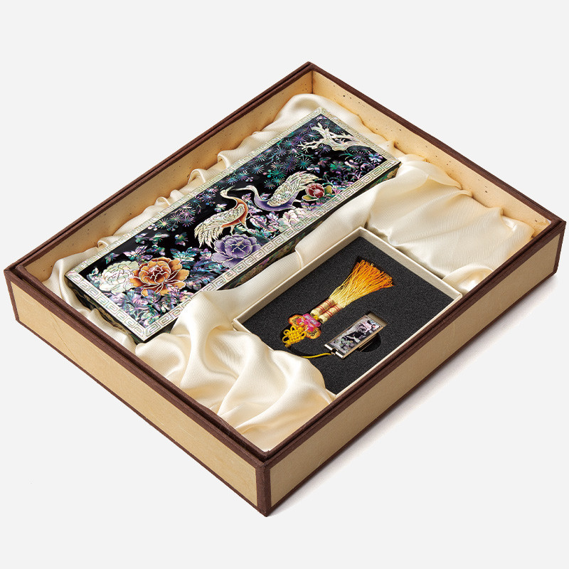 흑색 옻칠 바탕에 자개 상감 기법으로 송학과 모란, 소나무 문양을 넣은 필함과 자개 장식 USB, 노랑 매듭 술 장식 세트.