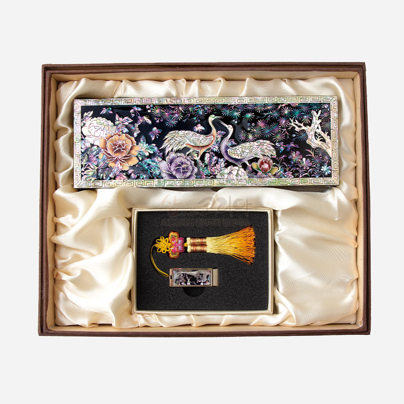흑색 옻칠 바탕에 자개 상감으로 송학과 모란, 국화 문양을 넣은 필함과 나전 장식 USB, 노란 매듭술 장식 세트.
