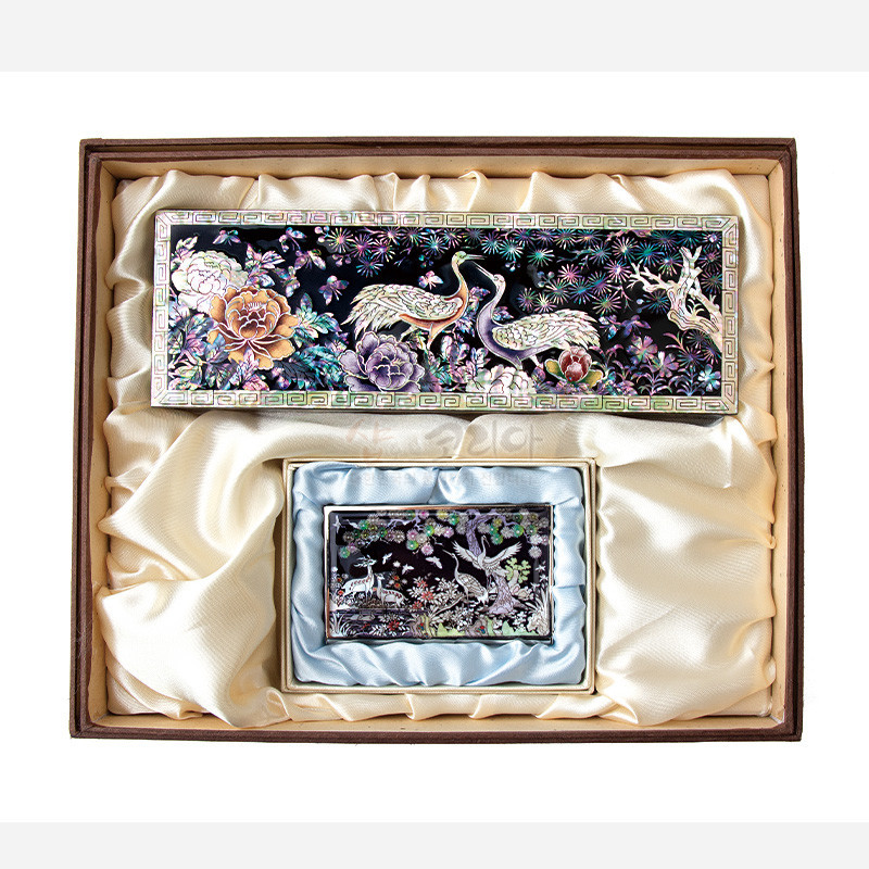 흑색 옻칠 바탕에 자개 상감으로 송학과 꽃, 소나무 문양을 넣은 필함과 명함케이스 세트.