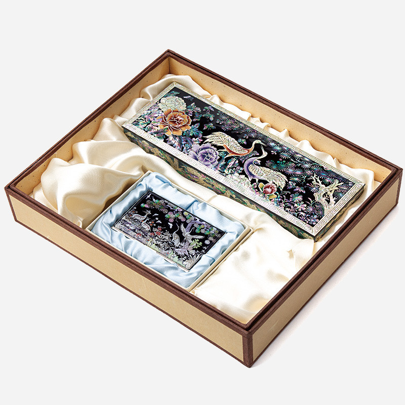 흑색 옻칠 바탕에 자개 상감 기법으로 송학과 모란, 소나무 문양을 섬세하게 표현한 필함과 명함케이스 세트.