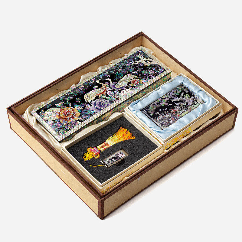 자개 상감 기법으로 학과 소나무, 모란 문양을 표현한 옻칠 필함·명함케이스·USB 세트.