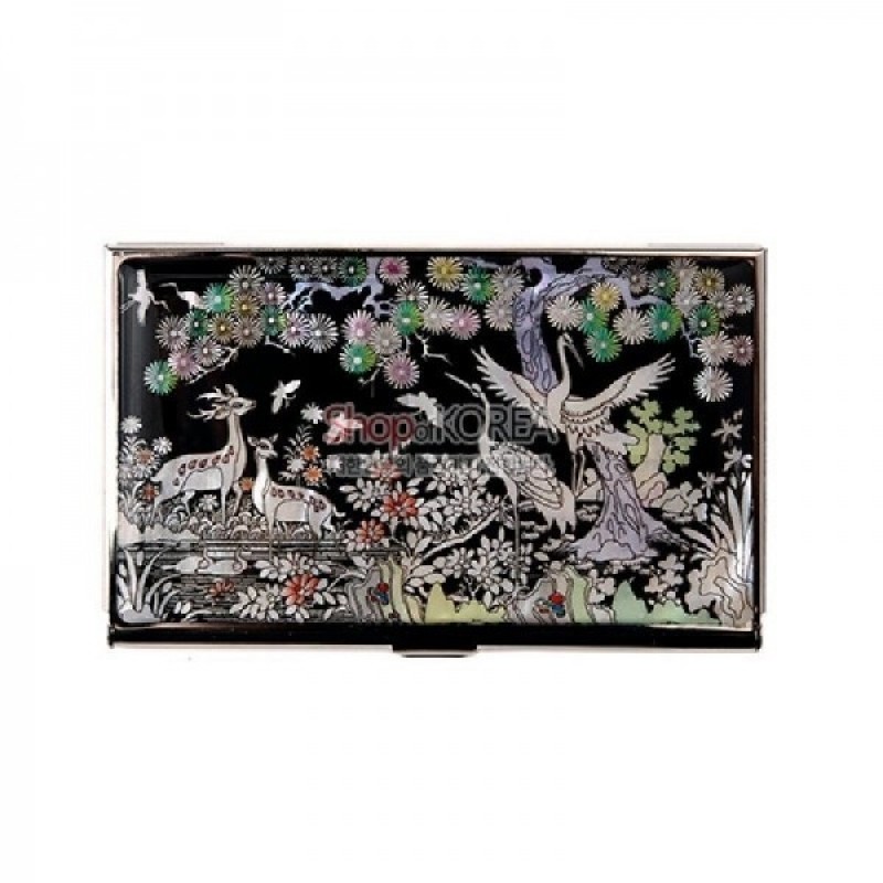 검은 옻칠 바탕에 자개 상감으로 송학과 사슴, 화조문을 섬세하게 표현한 금속 명함케이스.
