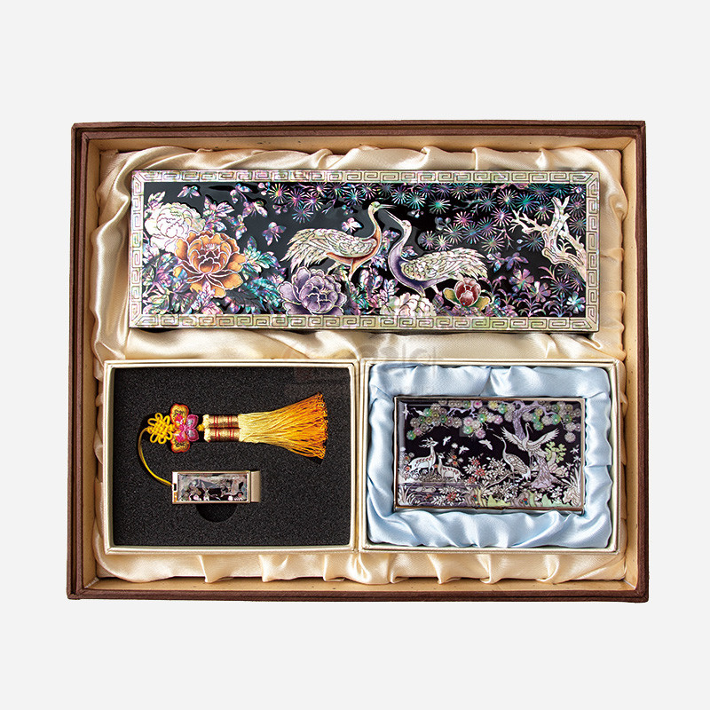 흑색 옻칠 바탕에 자개 상감으로 송학과 모란, 소나무 문양을 표현한 필함·명함케이스·USB 세트.