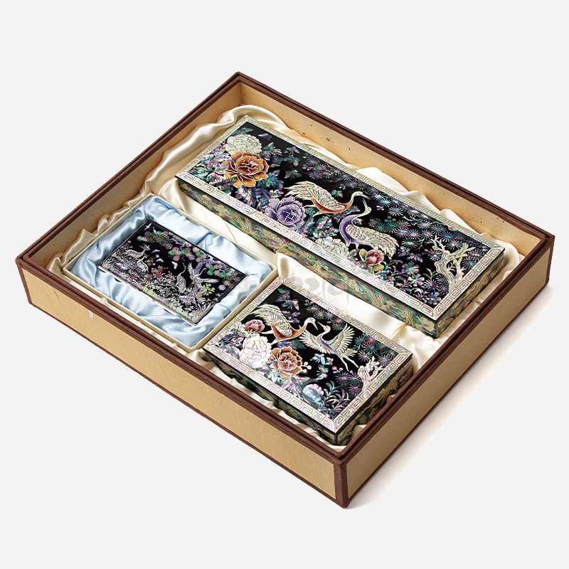 자개 상감 기법으로 학과 소나무, 모란 문양을 섬세하게 표현한 흑색 옻칠 필함·명함함·명함케이스 세트. 자개 상감 기법으로 학과 소나무, 모란 문양을 섬세하게 표현한 흑색 옻칠 필함·명함함·명함케이스 세트.