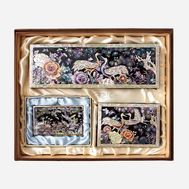 자개 상감 기법의 옻칠 표면에 송학과 모란, 소나무 문양을 섬세하게 그린 다채로운 색상의 필함·명함함·명함케이스 세트. 자개 상감 기법의 옻칠 표면에 송학과 모란, 소나무 문양을 섬세하게 그린 다채로운 색상의 필함·명함함·명함케이스 세트.