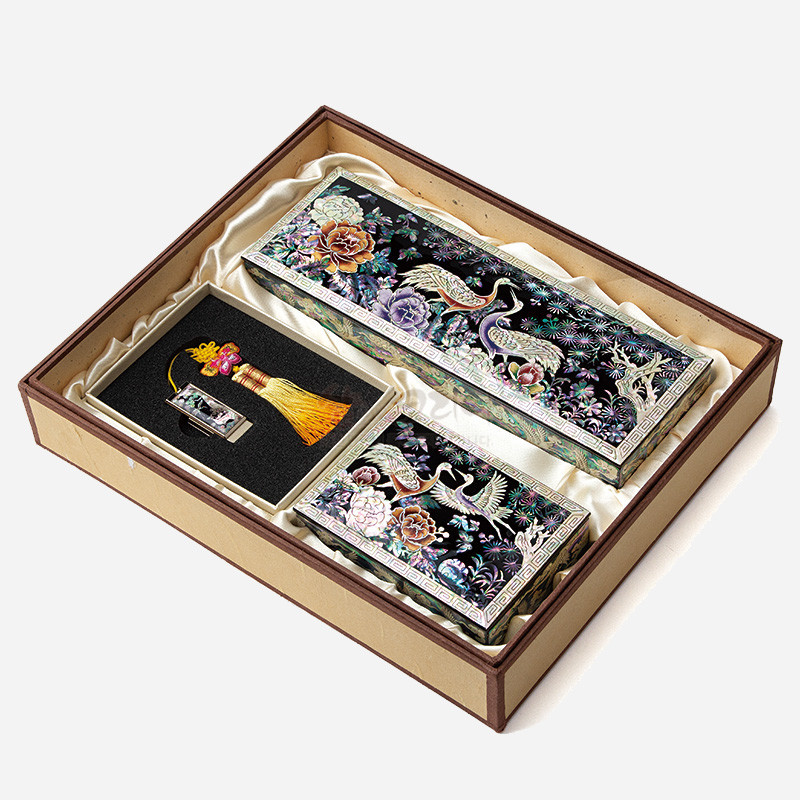자개 상감 기법으로 표현한 송학과 모란 문양, 흑색 옻칠 바탕의 필함·명함함·USB 세트. 자개 상감 기법으로 표현한 송학과 모란 문양, 흑색 옻칠 바탕의 필함·명함함·USB 세트.