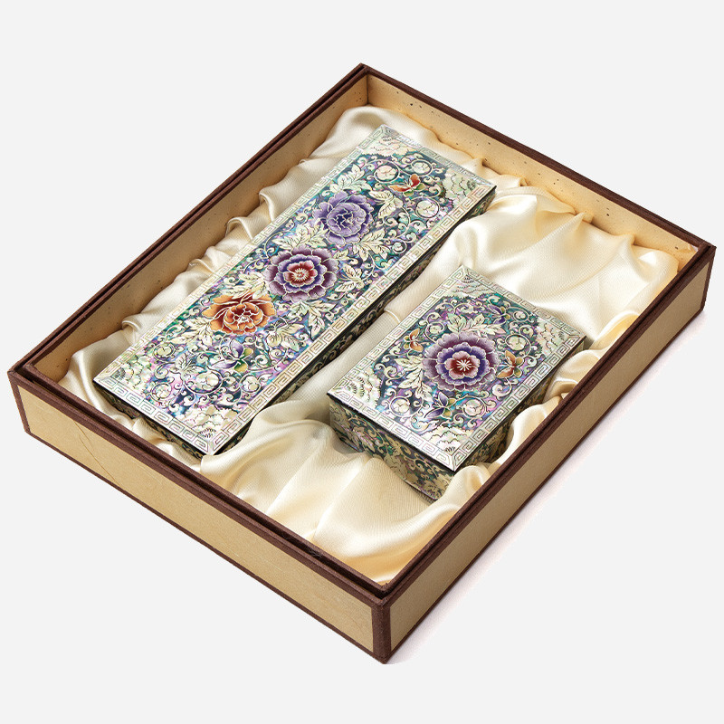 자개 상감 기법으로 표현한 다채로운 모란과 넝쿨문 양각, 광택 있는 옻칠 마감이 특징인 필함과 명함함 세트.