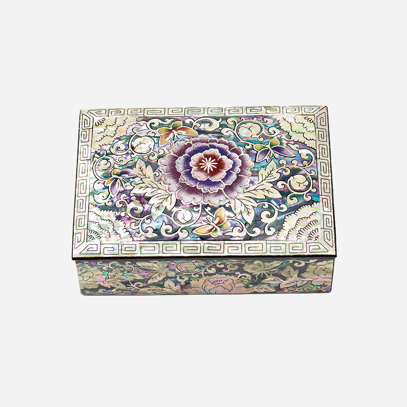 자개 상감으로 표현한 보라색 모란과 나비 문양, 금색과 녹색이 어우러진 옻칠 사각 필함.