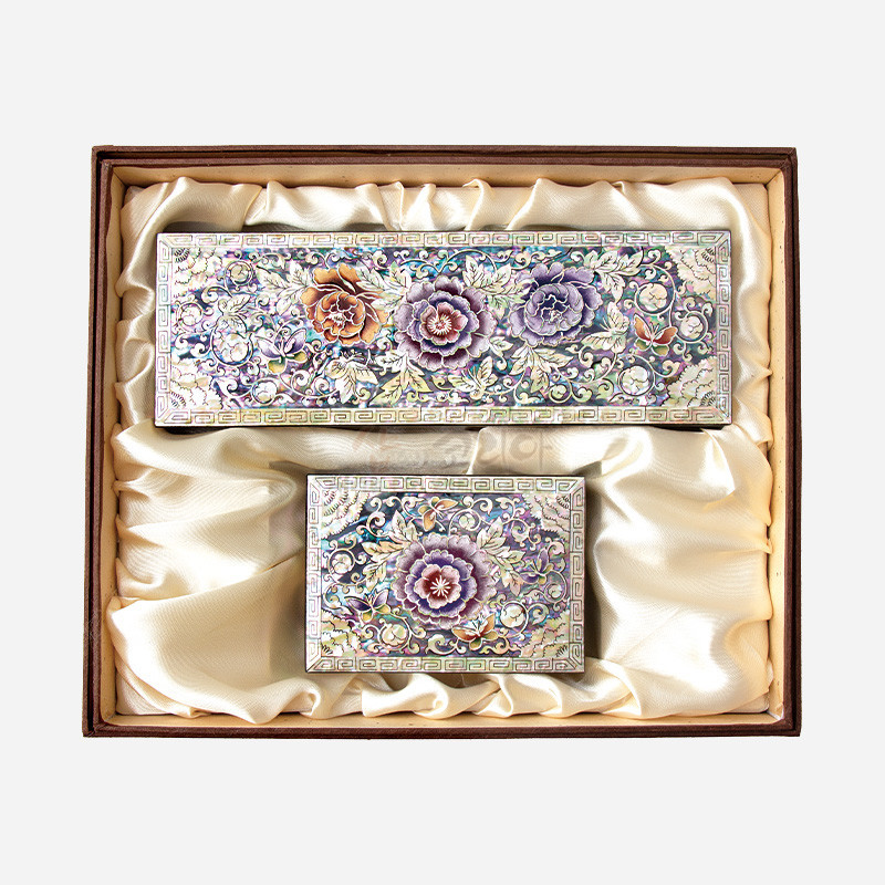 자개 상감 기법으로 표현한 다채로운 모란과 덩굴문, 은은한 옻칠 광택이 조화를 이룬 직사각 필함·명함함 세트.