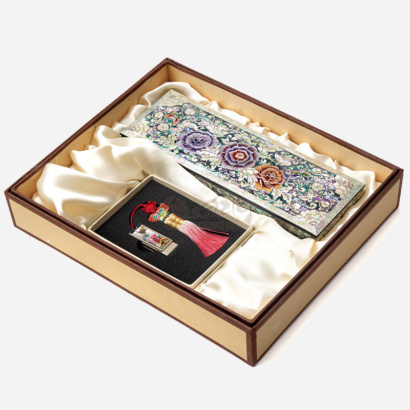 나전 기법으로 표현한 다채로운 모란 문양의 자개 필함과 USB, 붉은 매듭과 술 장식이 어우러진 옻칠 공예 세트.