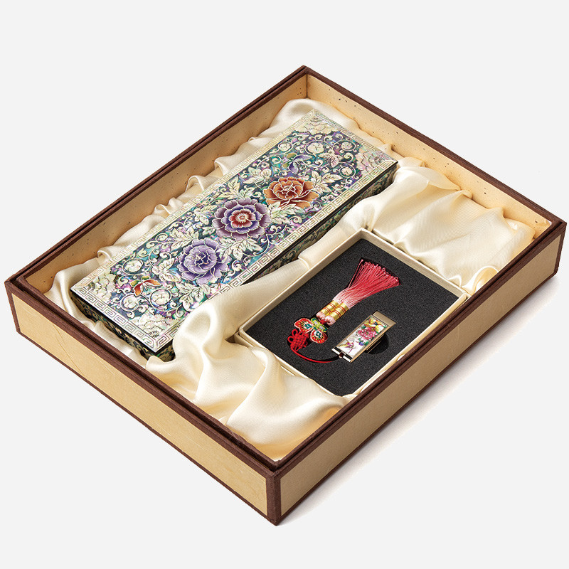 자개 상감과 옻칠 기법으로 표현한 다채로운 모란문 양각 장식 필함과 모란 자개 장식 USB, 홍색 술 매듭 장식 세트.