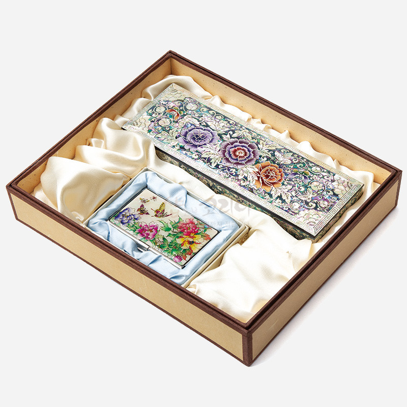 자개 상감 기법으로 표현된 다채로운 모란과 나비 문양, 옻칠 마감이 돋보이는 필함과 명함케이스 세트.