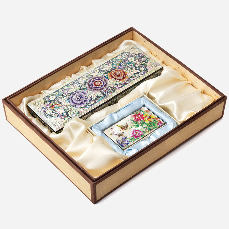 자개 상감과 옻칠 공예로 표현한 다채로운 모란과 화조문 양식, 금속 테두리 장식의 필함과 명함케이스 세트.