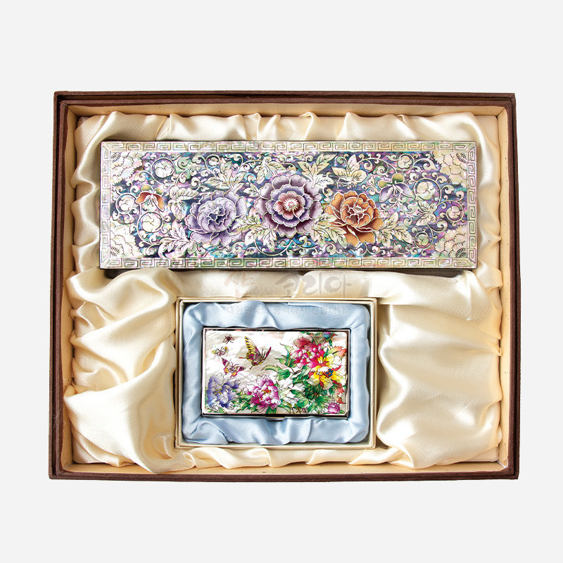 자개 상감 기법으로 모란과 나비, 꽃 문양을 섬세하게 표현한 다채로운 색감의 옻칠 필함과 명함케이스 세트.