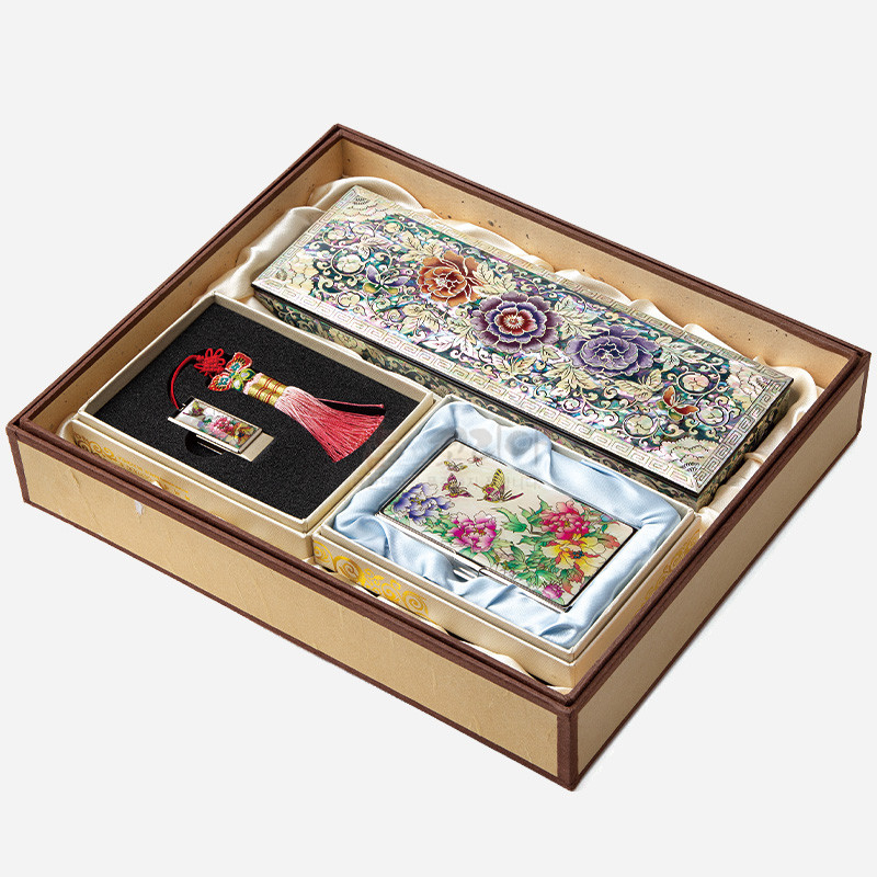 자개와 옻칠로 제작된 필함·명함케이스·USB 세트, 화려한 모란과 나비 문양, 오방색 계열 색채가 돋보이는 구성.