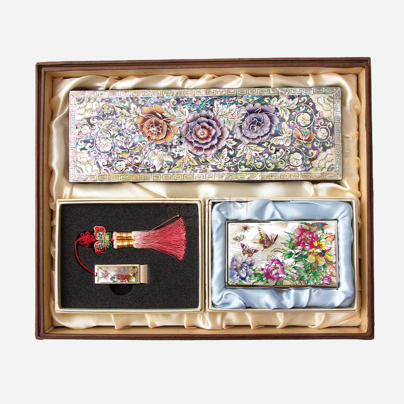 자개 상감 기법으로 표현된 모란과 나비·꽃 문양이 돋보이는 옻칠 필함, 명함케이스, USB 세트.