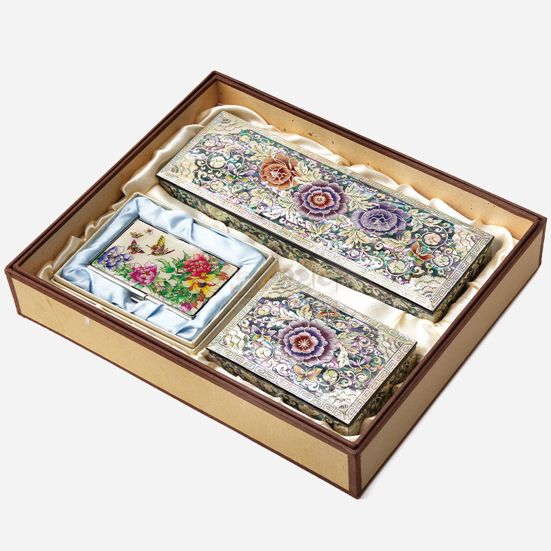 자개 상감 기법으로 표현된 오색 모란과 나비 문양이 특징인 장방형 필함·명함함·명함케이스 세트.