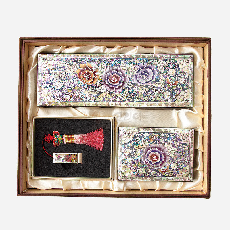 자개 상감과 옻칠 기법으로 표현된 다채로운 모란문과 덩굴문, 금속 장식이 조화를 이룬 필함·명함함·USB 세트.