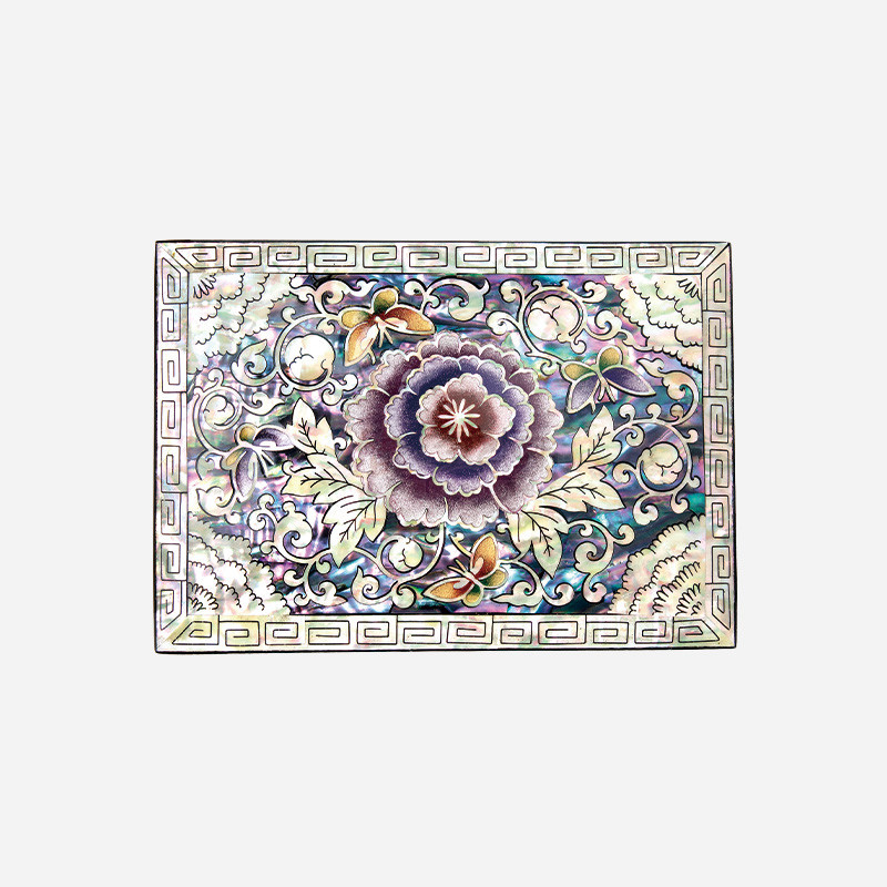 자개 상감 기법으로 표현한 보라색 모란과 나비 문양, 그리스문 테두리 장식의 직사각형 명함함.