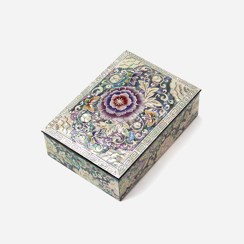 자개 상감 기법으로 표현한 보라색 모란과 덩굴문, 가장자리 기하학 문양이 어우러진 다채로운 색감의 직사각형 명함함.