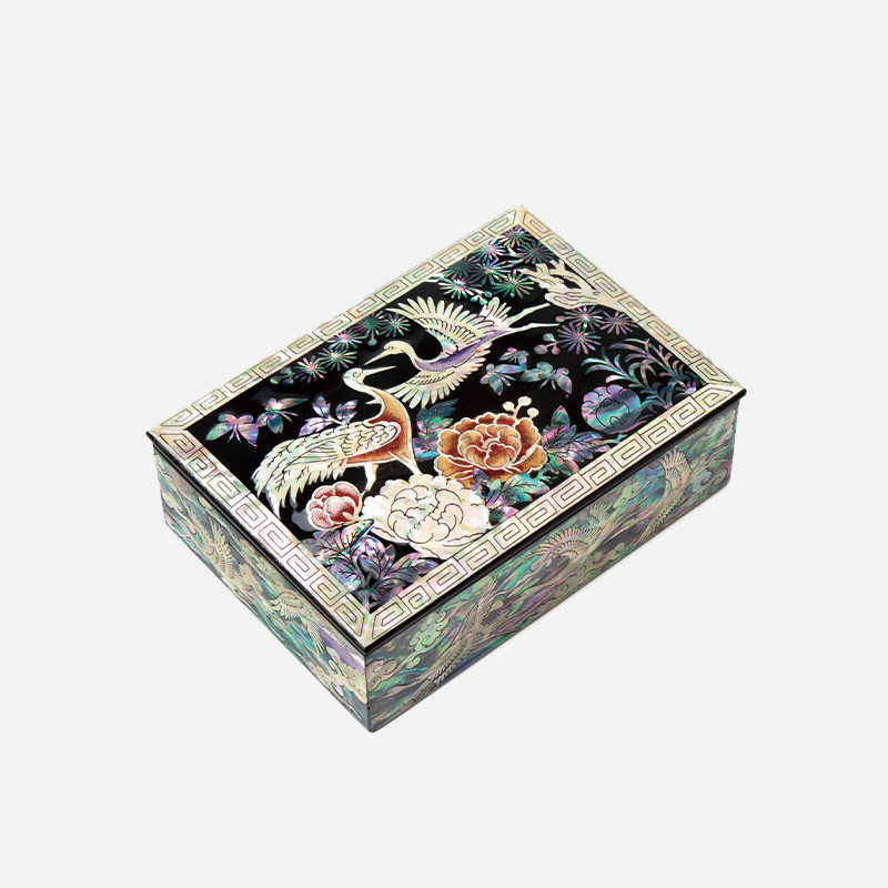 흑색 옻칠 바탕에 자개 상감으로 송학과 모란, 운문을 표현하고 가장자리에 기하학 문양을 둘린 직사각 명함함. 흑색 옻칠 바탕에 자개 상감으로 송학과 모란, 운문을 표현하고 가장자리에 기하학 문양을 둘린 직사각 명함함.