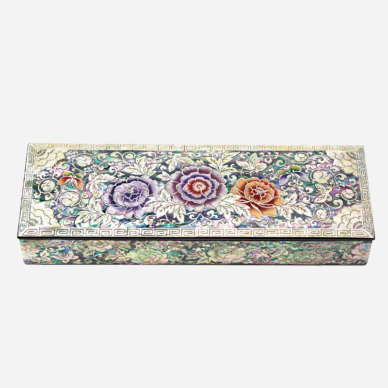 자개 상감 기법으로 연보라·자주·적갈색 모란 문양을 표현한 장방형 옻칠 필함.