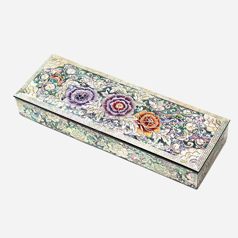 자개 상감 기법으로 연출한 다채로운 모란과 덩굴문 양각 장식, 옻칠 마감이 돋보이는 직사각형 필함. 자개 상감 기법으로 연출한 다채로운 모란과 덩굴문 양각 장식, 옻칠 마감이 돋보이는 직사각형 필함.