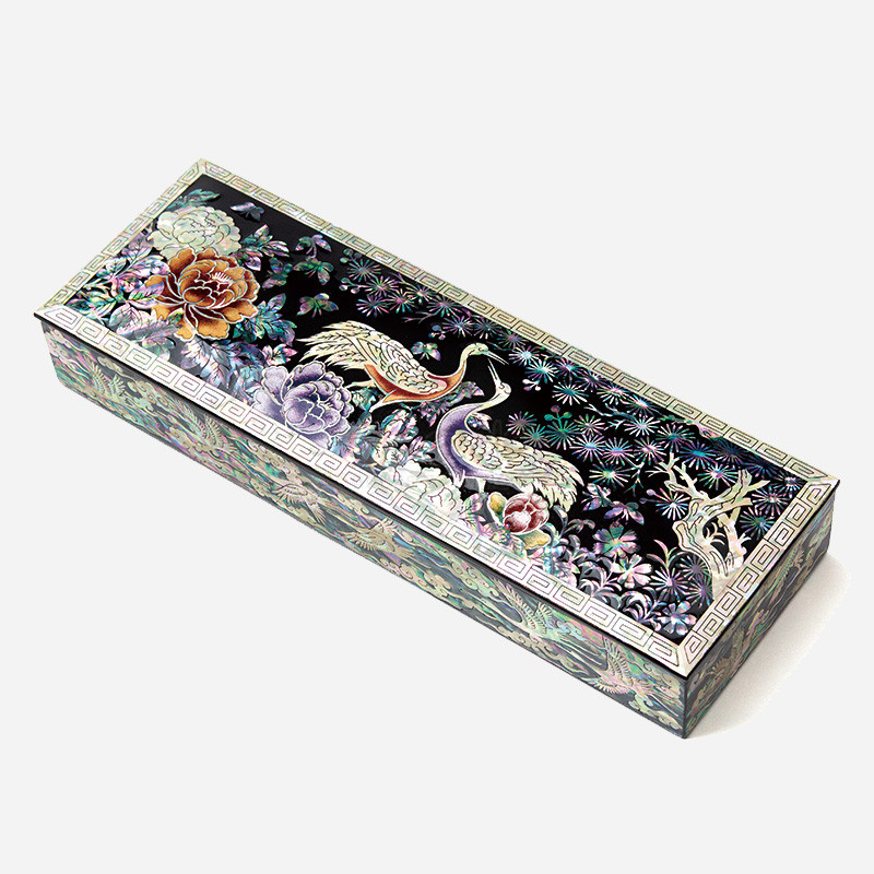 흑색 옻칠 바탕에 자개 상감 기법으로 송학과 모란, 국화 문양을 섬세하게 표현한 직사각형 필함. 흑색 옻칠 바탕에 자개 상감 기법으로 송학과 모란, 국화 문양을 섬세하게 표현한 직사각형 필함.