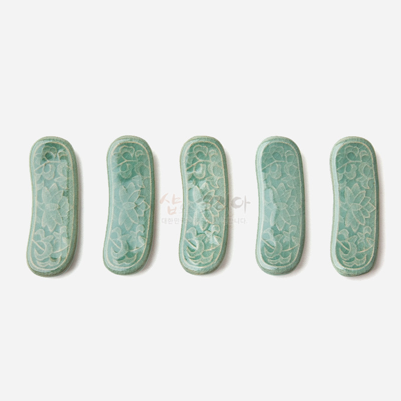 청자 재질에 음각 당초무늬를 새긴 연한 비취색 수저받침 5종 세트.