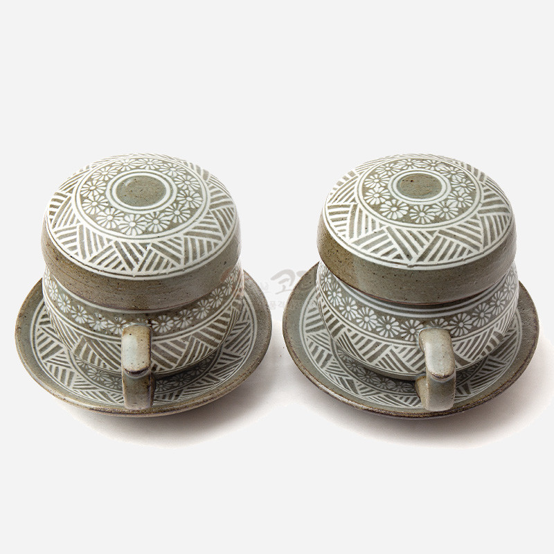 분청사기 재질에 백색 상감 기법으로 국화문과 기하학 무늬를 새긴 2인용 찻잔과 받침 세트. 분청사기 재질에 백색 상감 기법으로 국화문과 기하학 무늬를 새긴 2인용 찻잔과 받침 세트.