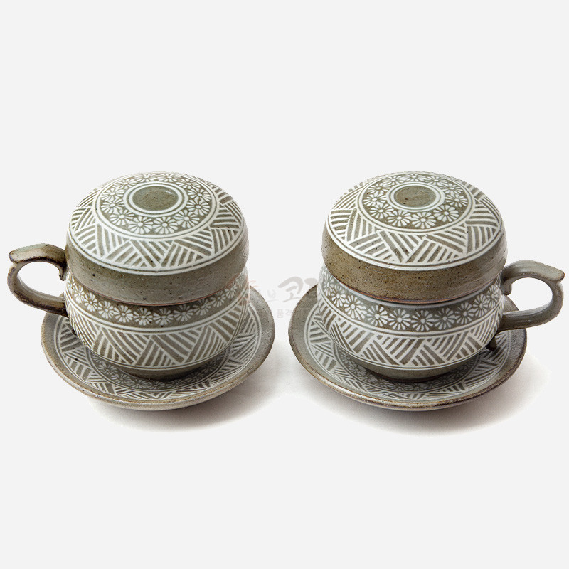 분청도자 소재에 백색 상감 기법으로 국화문과 기하학무늬를 둘러 장식한 2인용 찻잔과 받침 세트. 분청도자 소재에 백색 상감 기법으로 국화문과 기하학무늬를 둘러 장식한 2인용 찻잔과 받침 세트.