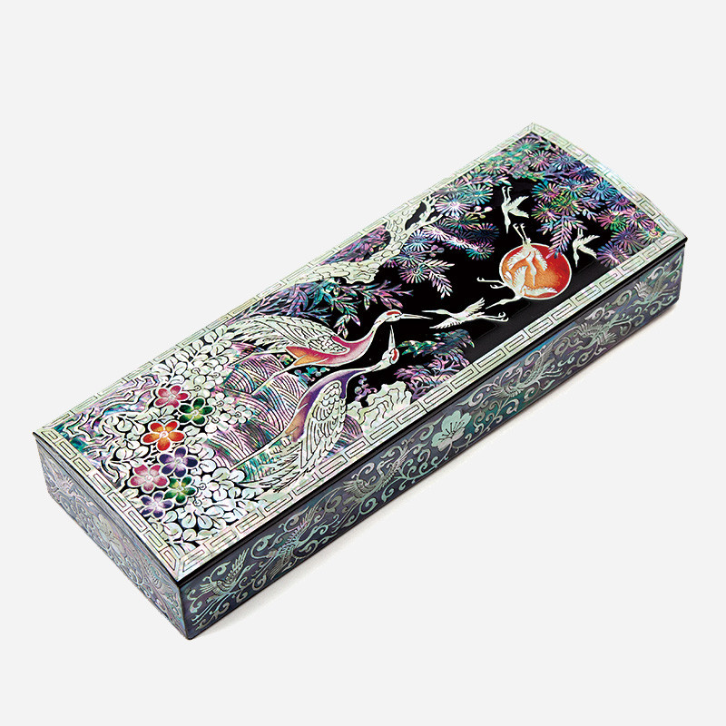 흑색 옻칠 바탕에 자개 상감 기법으로 송학과 소나무, 구름, 꽃문양을 섬세하게 표현한 직사각형 필함.