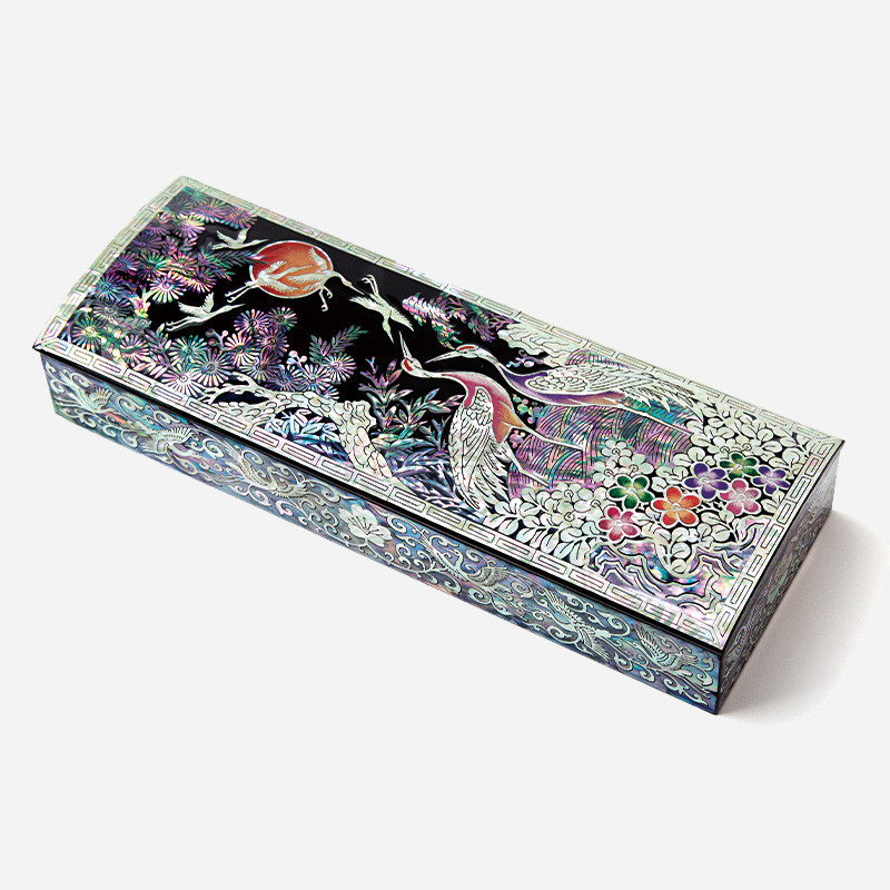 흑색 옻칠 바탕에 자개 상감 기법으로 송학과 해, 꽃과 구름 문양을 섬세하게 표현한 직사각형 필함.