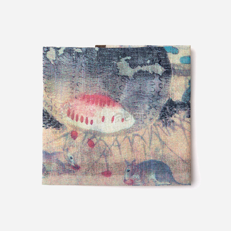 연한 마 바탕에 수박과 들쥐 민속화가 인쇄된 손수건, 파스텔톤 수채화풍 색감이 특징인 패브릭 소품.