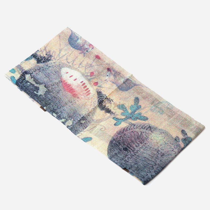 수박과 들쥐를 수채화풍으로 표현한 면 소재 손수건, 파스텔 톤의 은은한 민속화 문양이 특징인 패브릭.