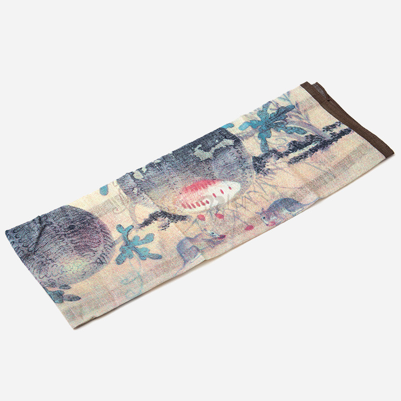 수박과 들쥐를 수채화풍으로 표현한 면직 손수건, 파스텔 톤 배경과 남색·분홍색 대비가 특징인 민속화 문양 디자인.