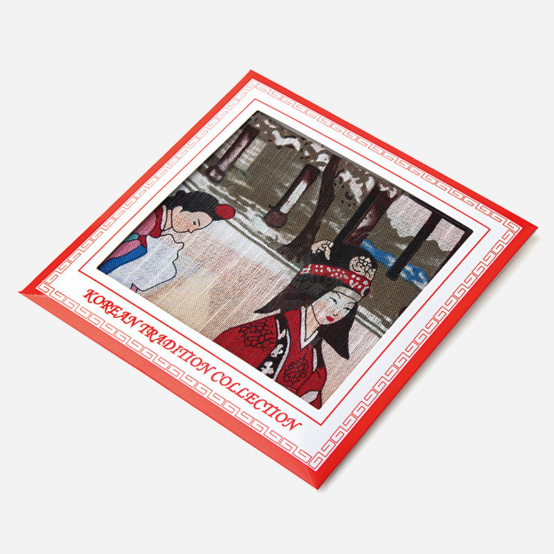 비단 재질로 표현된 궁중혼례 장면의 민속화가 인쇄된 손수건, 붉은색과 흰색 테두리 장식이 돋보이는 디자인.