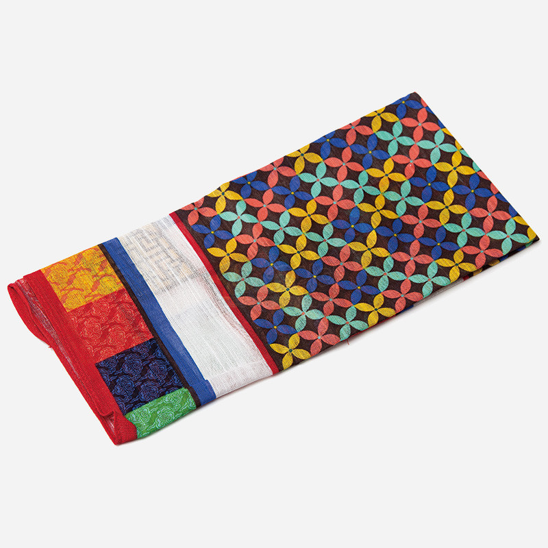 비단 재질에 오방색 여의주 패턴이 촘촘히 들어간 민속 손수건, 가장자리에색동 단과 짜임무늬가 더해진 디자인.