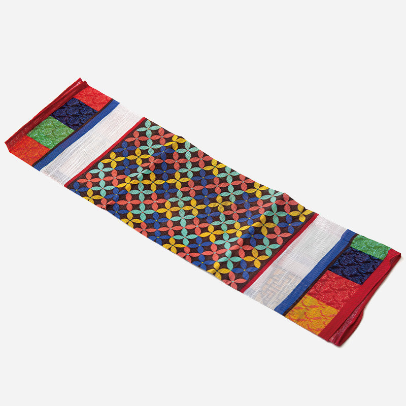 비단 느낌의 천 위에 다채로운 여의주형 반복 문양과 사각 색동 패턴이 조합된 민속 손수건.