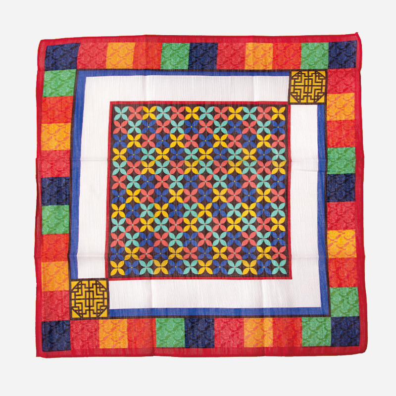 비단 느낌의 천에 다채로운 색상의 연속 여의주문과 전통 길상무늬를 상감한 듯 배치한 민속 손수건.