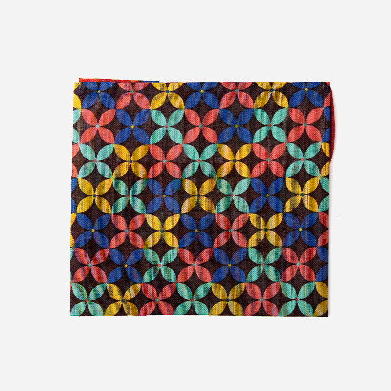 면 소재에 다채로운 적·청·황·녹 색상의 겹원형 여의주문 패턴이 반복된 민속화 손수건.