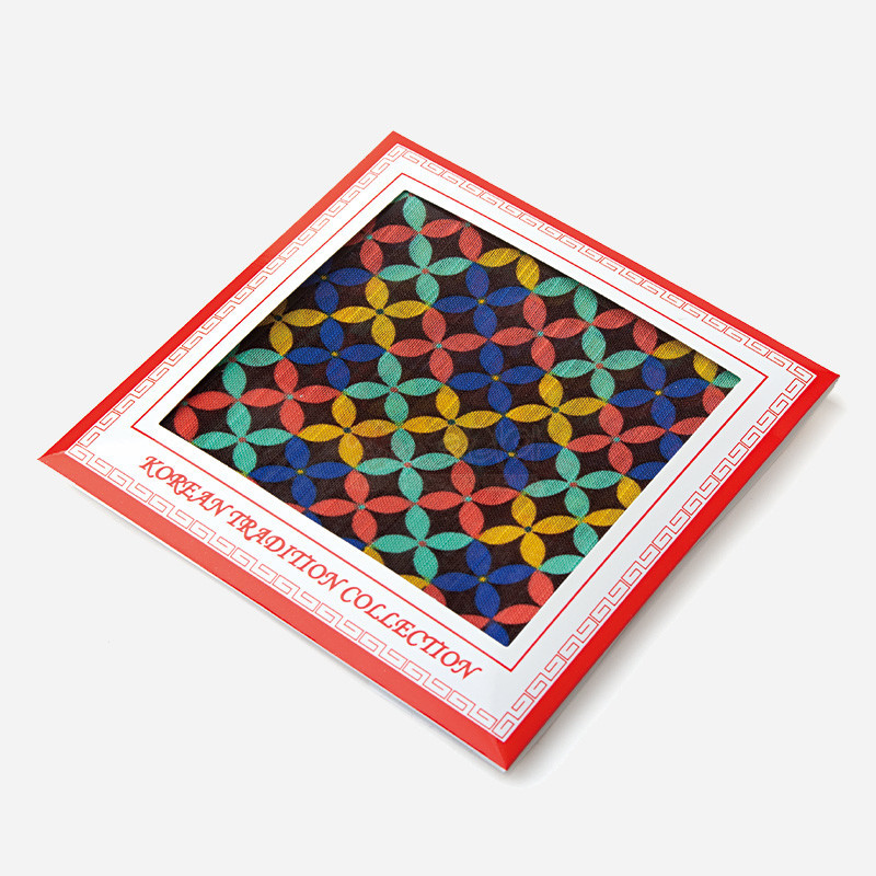 짙은 남색 바탕 위에 빨강·노랑·초록·파랑의 여의주 형식 반복문양이 인쇄된 천 소재 손수건.