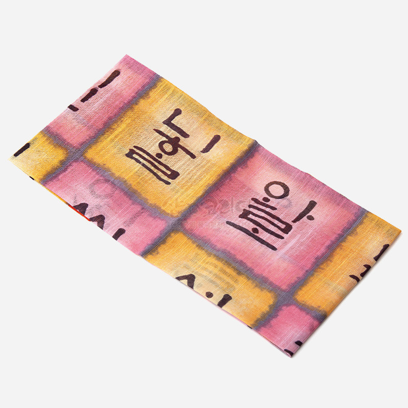 노랑·분홍 그라데이션 바탕에 훈민정음 서체가 인쇄된 거즈 질감의 직사각형 손수건.