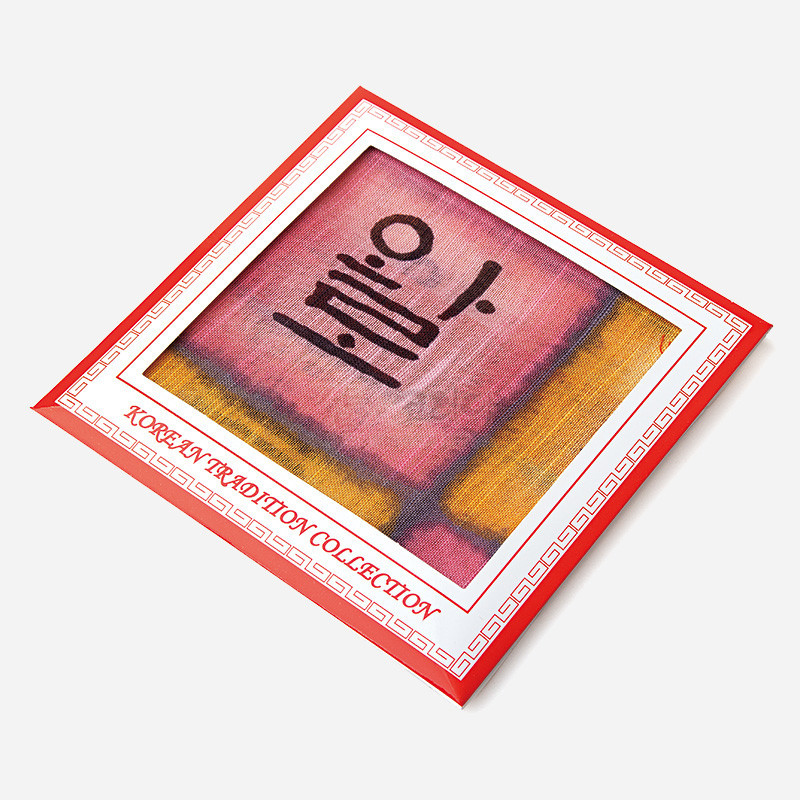 분홍·노랑·보라 그라데이션 배경에 훈민정음 글자가 인쇄된 전통 문양 손수건.