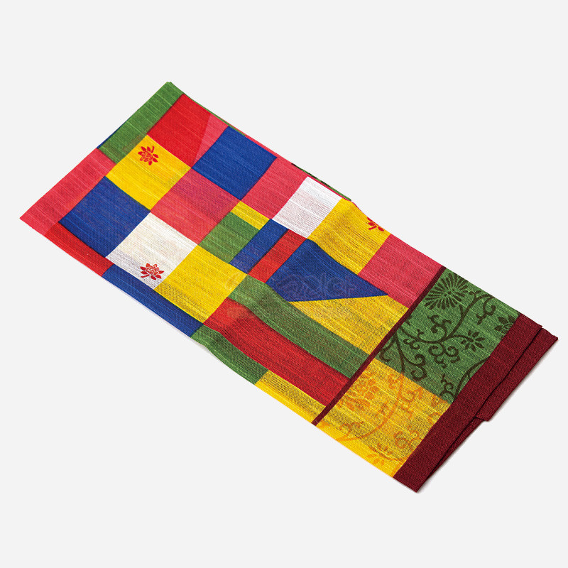 비단 느낌의 얇은 천에 오방색 전통 조각보 기법으로 배치된 패치워크와 모란·당초문 양단 테두리가 조화를 이룬 손수건.