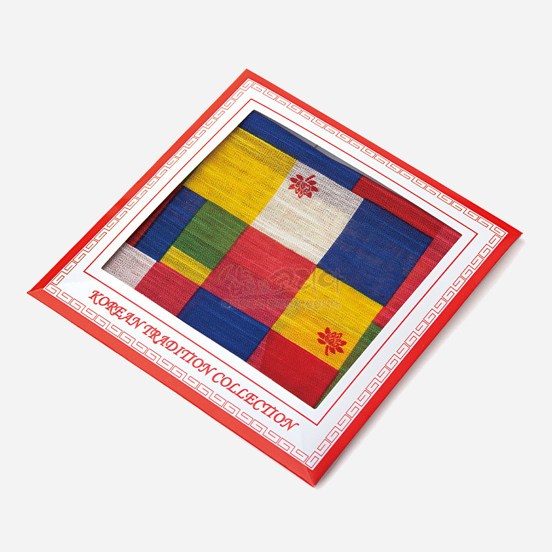 다채로운 비단 조각을 덧붙인 전통 조각보 패턴과 붉은 꽃자수 문양이 어우러진 손수건.